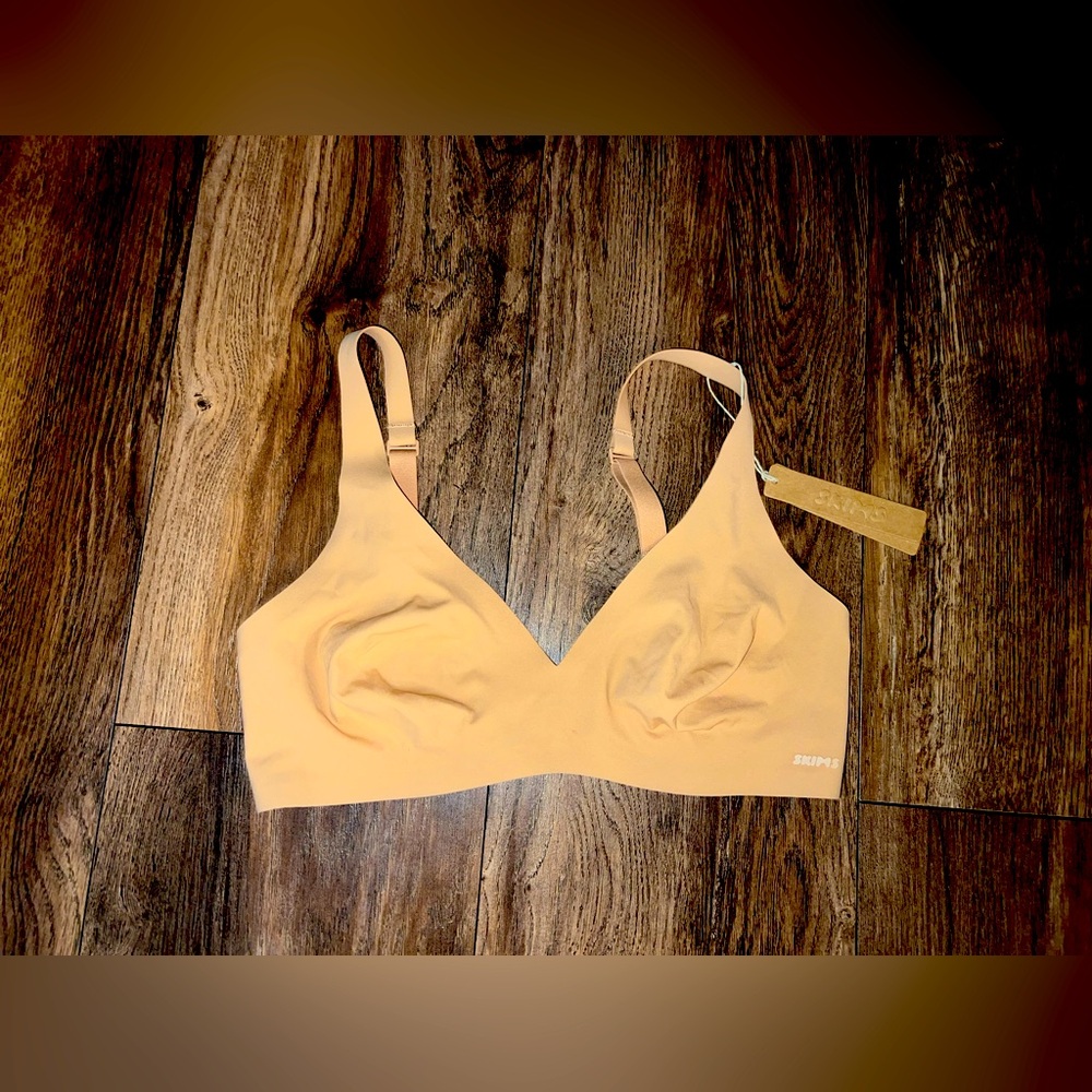NWT SIZE SMALL SKIMS NAKED PLUNGE BRA IN THE COLOR OCHRE.